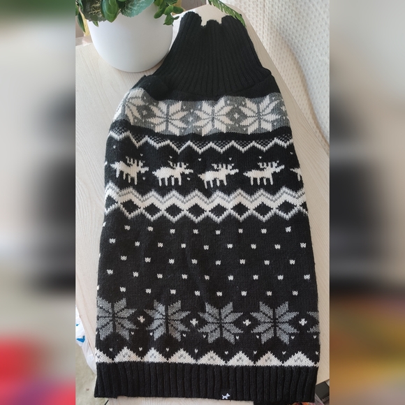 Hotel Doggie Black,White,Gray Knit Holiday Sweater w/ Snowflakes&Reindeers Sz Lg - Picture 2 of 10